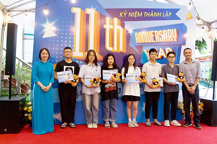 Học sinh nhận chứng nhận và gấu tốt nghiệp