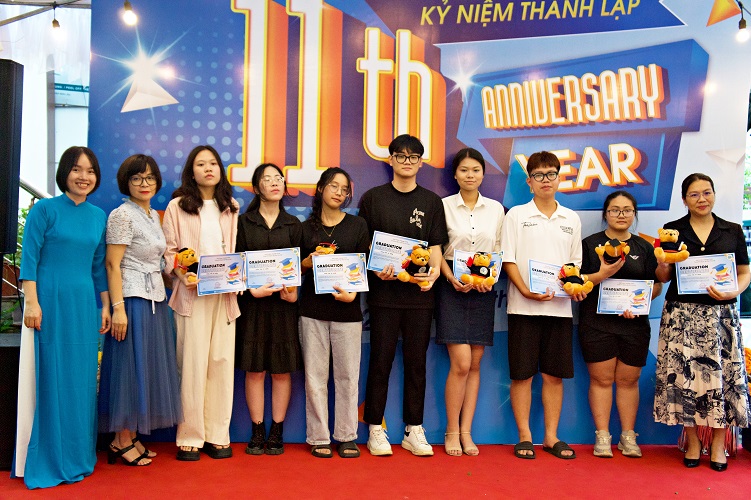 Học sinh nhận chứng nhận và gấu tốt nghiệp